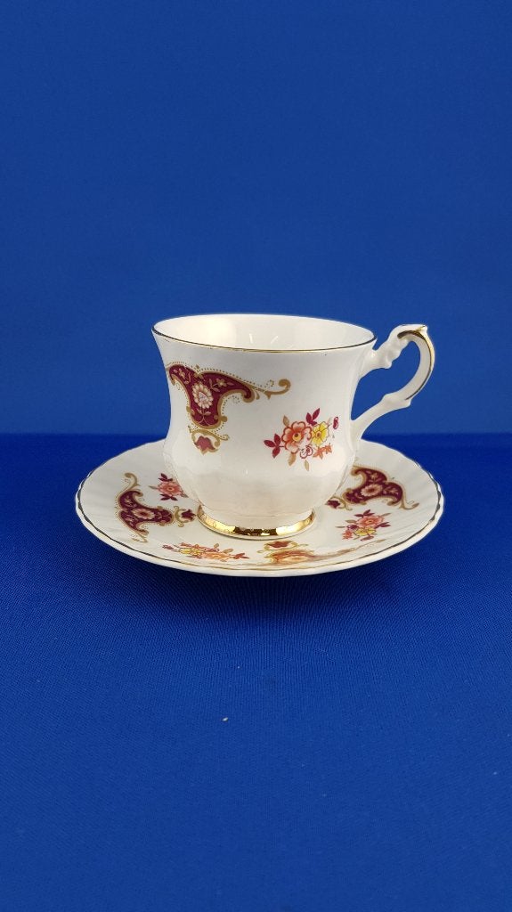 Fine bone china porselein kop en schotel rood motief (1) 6A2, Tweedehands verkoop, Tweedehands verkoop, Gebruikt, Ophalen of Verzenden