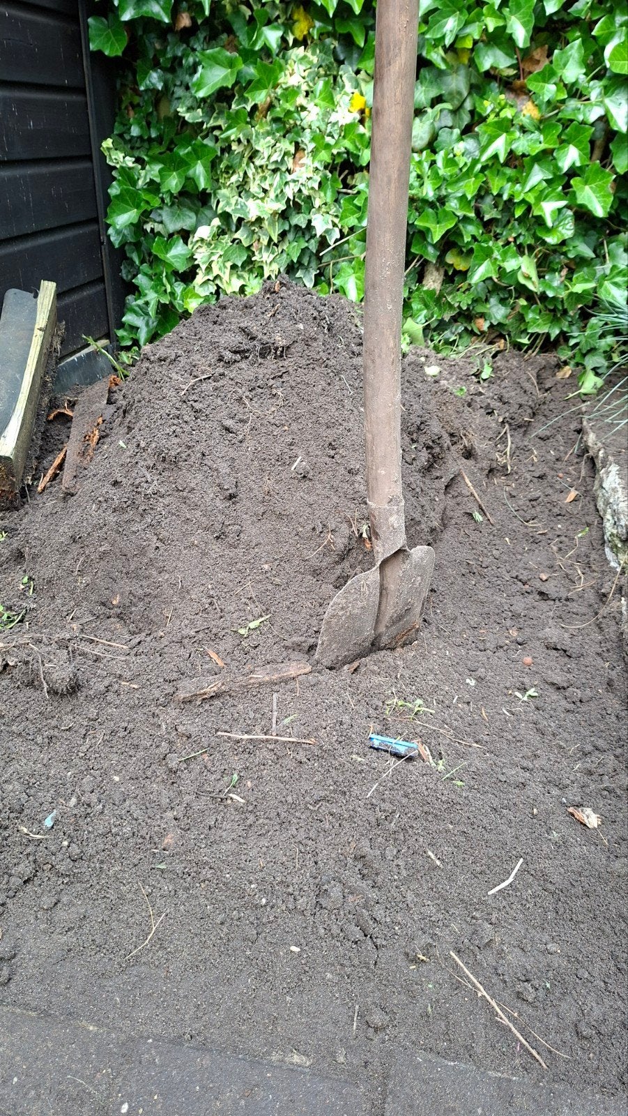 Zwart zand - 2 à 3 kruiwagens, Ophalen of Verzenden, Gebruikt, Ophoogzand