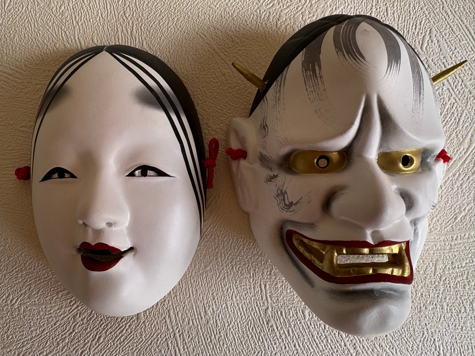Set van twee Japanse maskers: Hannya en Okame, Masker, Handgemaakt, Japan, Meerkleurig