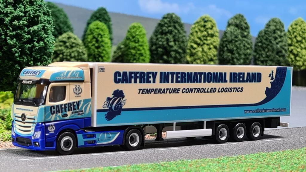 083 Herpa 80 Jaar Caffrey International Mercedes koeltrailer, Ophalen of Verzenden, Nieuw, Bus of Vrachtwagen, Herpa