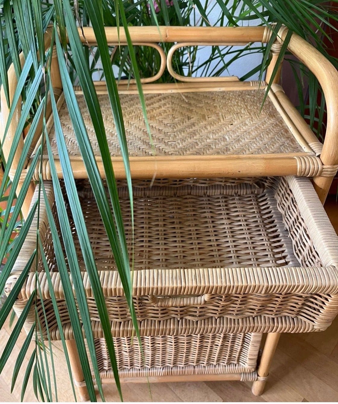 Foto 4 van Vintage rotan ladekastje met 2 laden