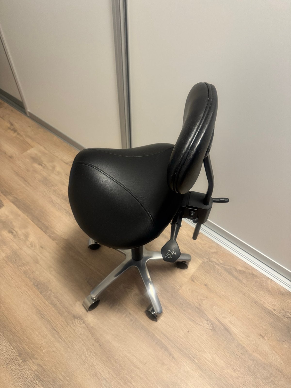 Ergonomische Zadelkruk met Rugleuning - Zwart, Ophalen, Zwart, Zo goed als nieuw, Bureaukruk
