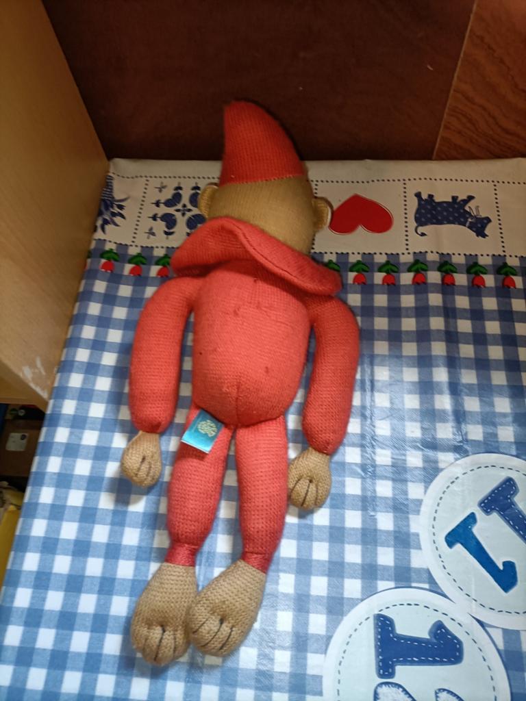 Aap knuffel Speelgoed Museum Deventer met rode kleren, Ophalen of Verzenden, Gebruikt, Overige typen