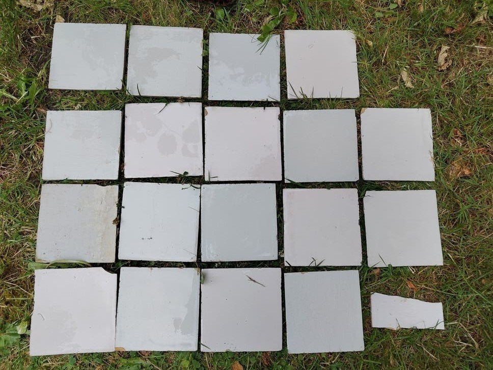 Witjes / Makummer tegeltjes, Ophalen