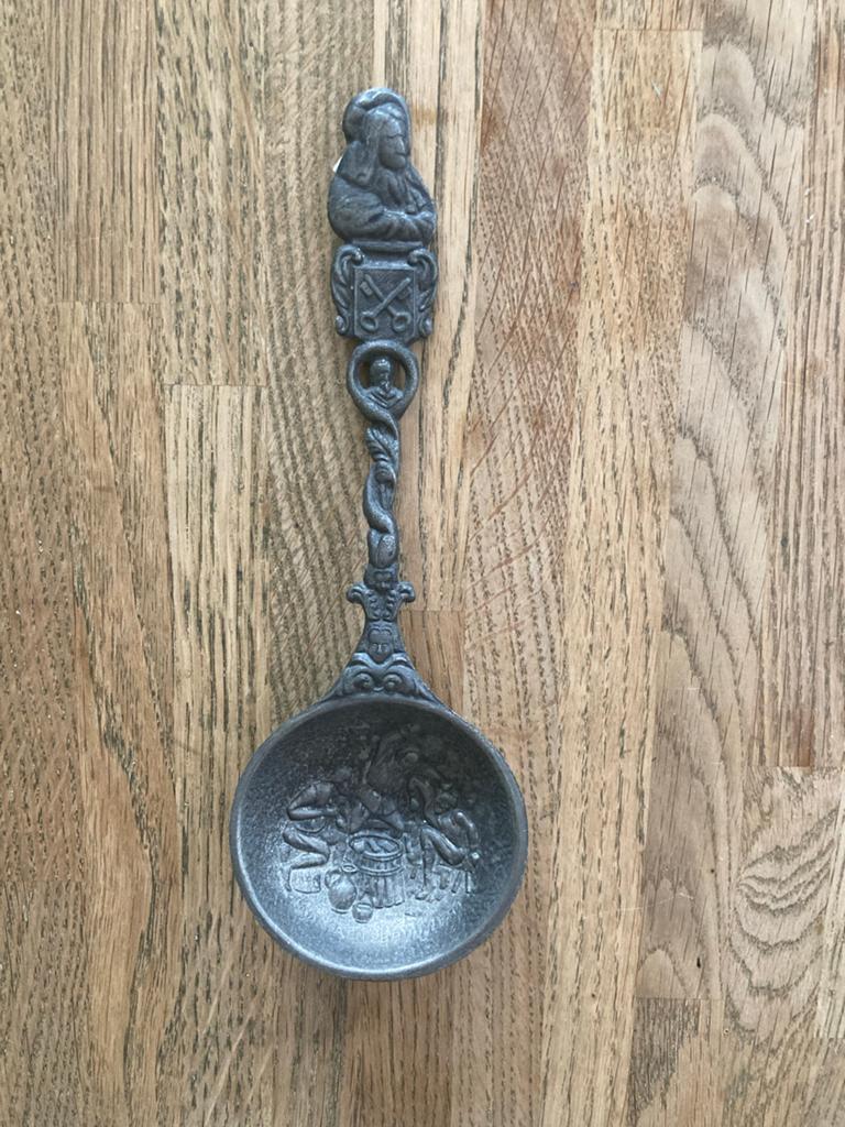 Antieke tinnen lepel met reliëf - Koningin Wilhelmina, Ophalen of Verzenden