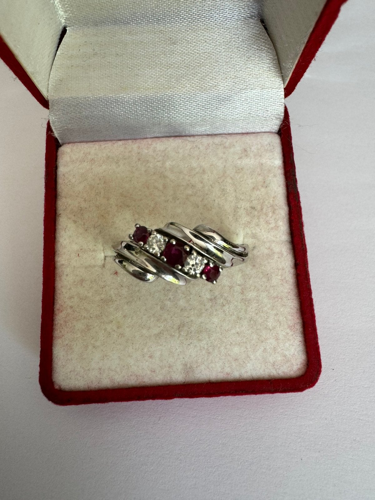14 KRT.WIT GOUDEN RING MET DIAMANTEN EN ROBIJNEN, Sieraden, Tassen en Uiterlijk, Ringen, Wit, Ophalen of Verzenden, Zo goed als nieuw