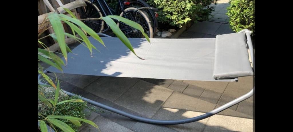 Comfortabele grijze schommel ligstoel voor buiten, Ophalen of Verzenden, Gebruikt