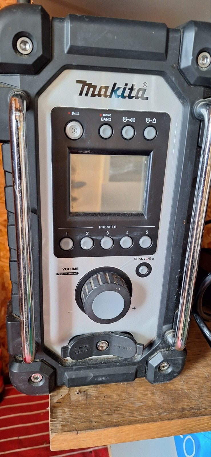 Makita bouwradio DMR102 met 12V accu, Ophalen, Bouwradio