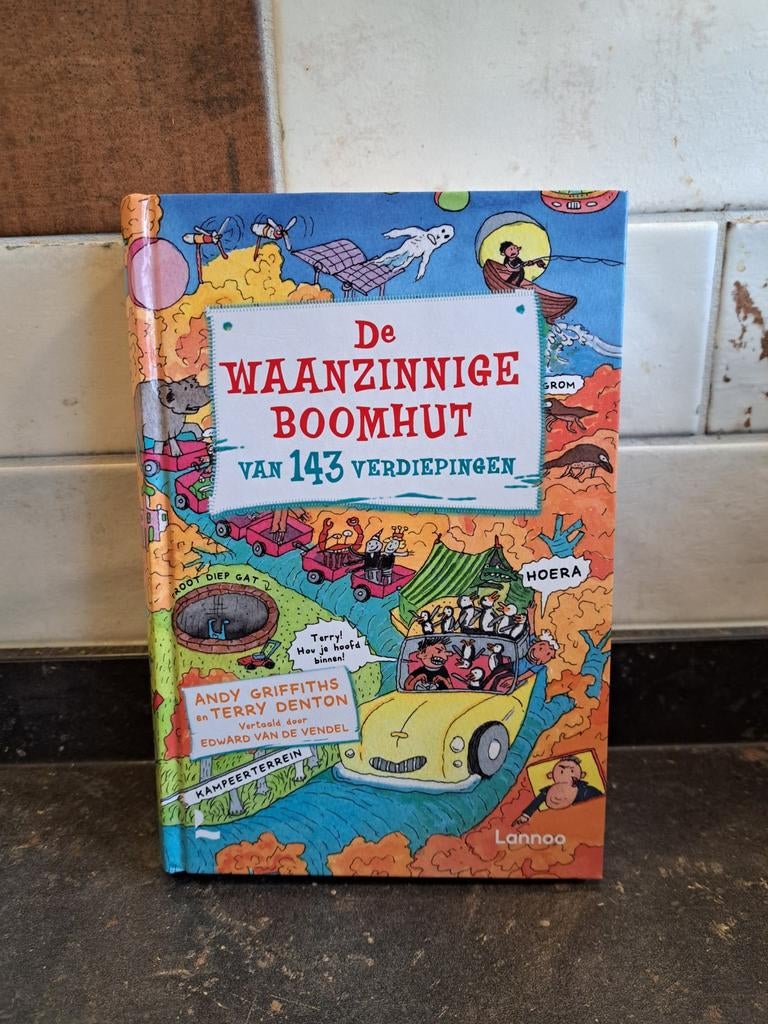 De waanzinnige boomhut van 143 verdiepingen, Ophalen of Verzenden, Zo goed als nieuw