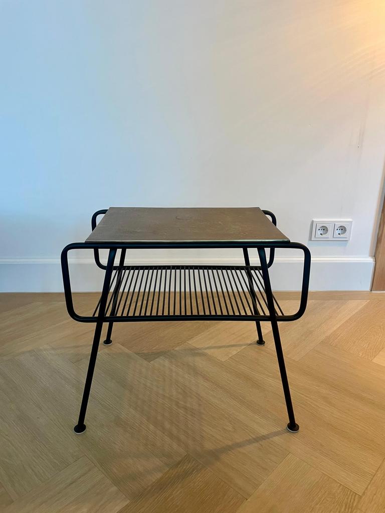 Bijzettafel met onderrek (lectuurrek), Minder dan 55 cm, Metaal of Aluminium, Rond, Zo goed als nieuw
