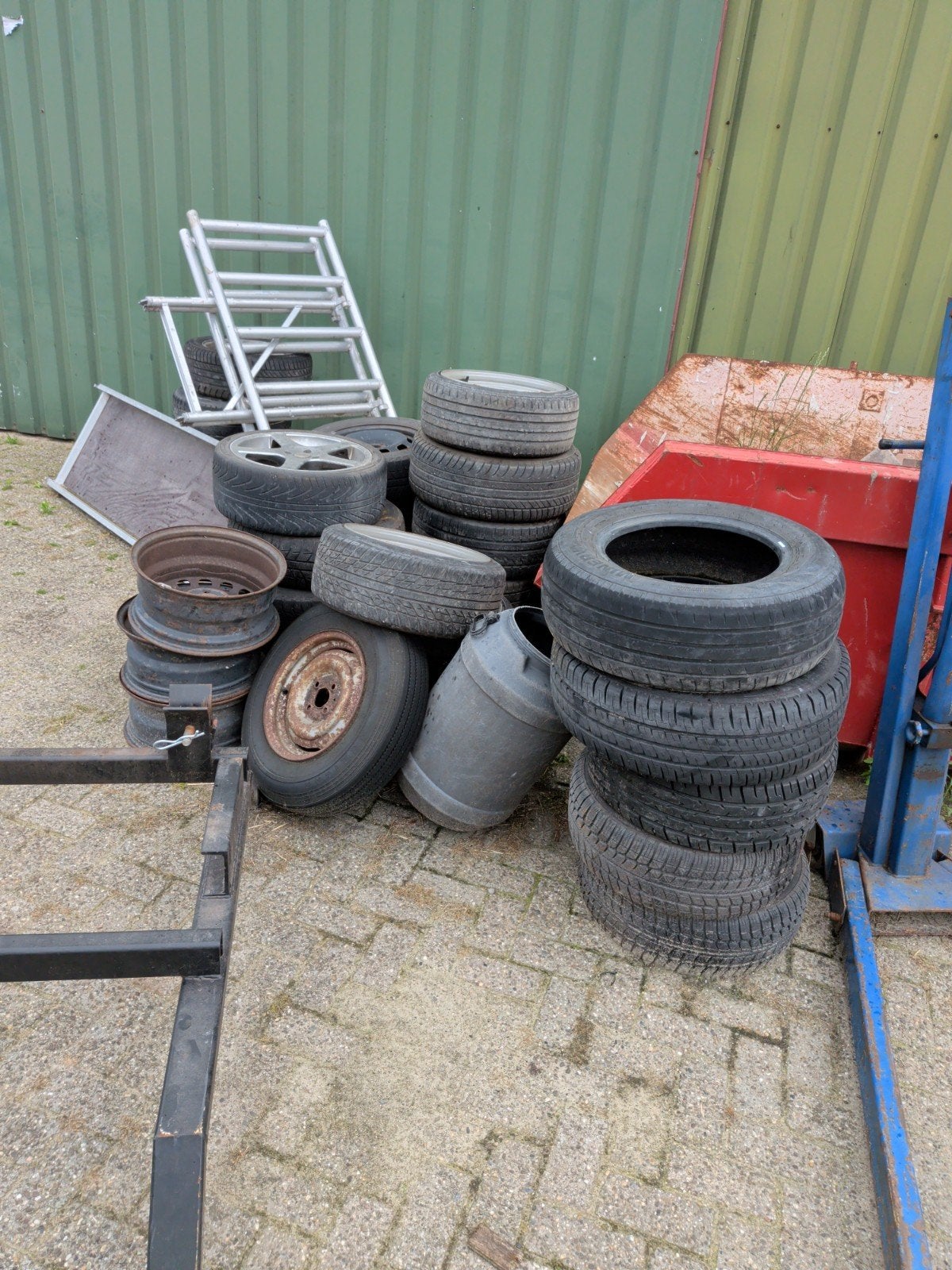 Gratis banden af te halen, Ophalen of Verzenden, Gebruikt