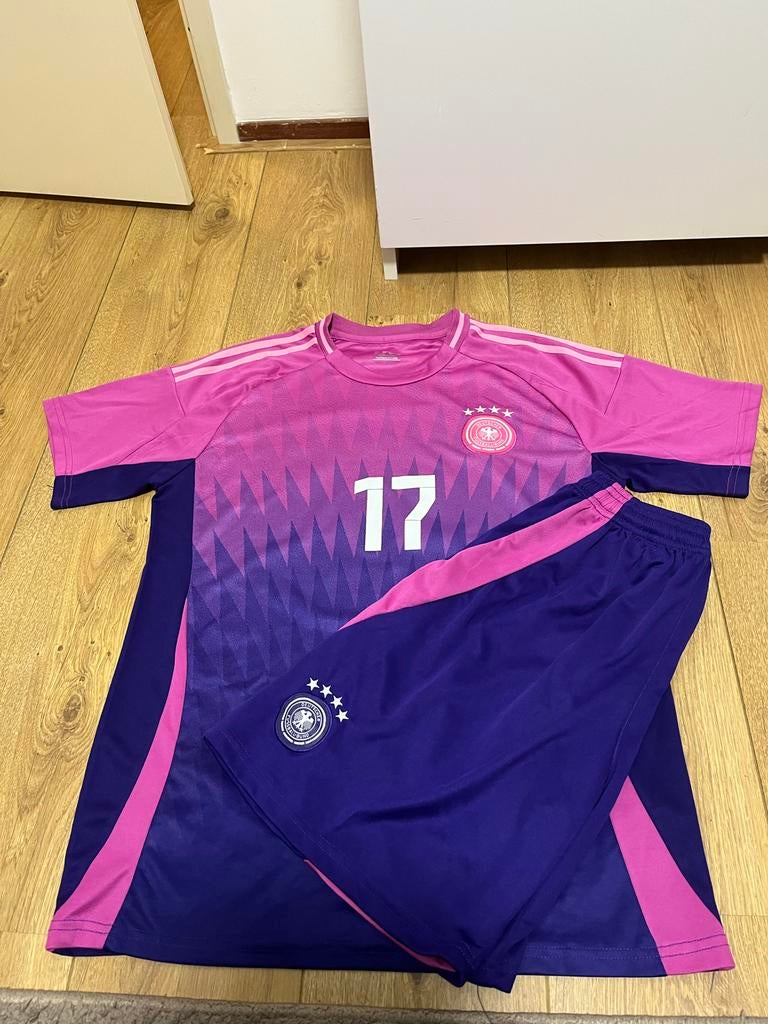 Duitsland Voetbaltenue Maat L Roze/Paars, Maat L, Ophalen of Verzenden, Zo goed als nieuw, Set