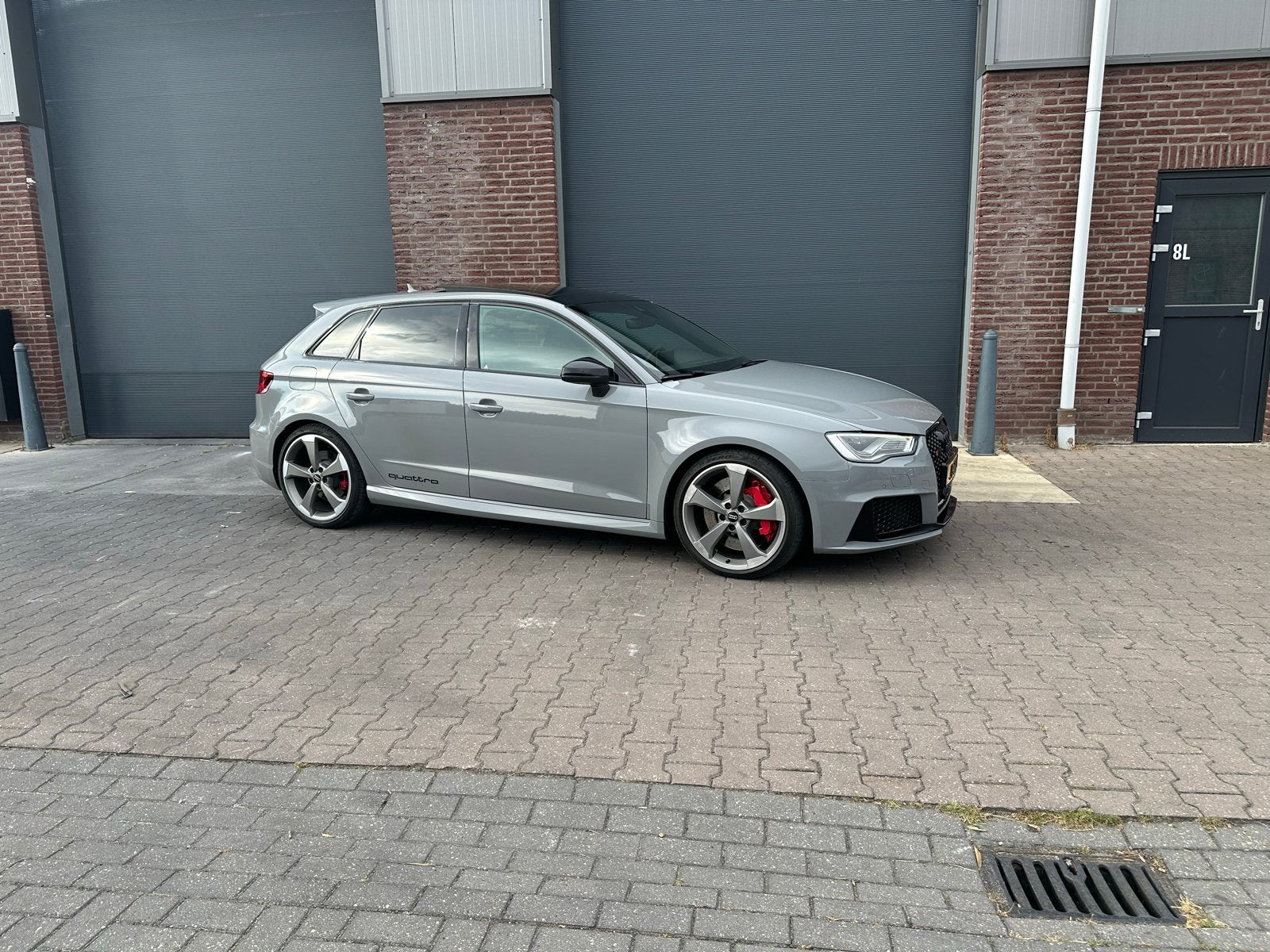 Audi RS3 2.5  Sportback nardo grey origineel nl 3e eigenaar, Automaat, Zwart, RS3, 367 pk
