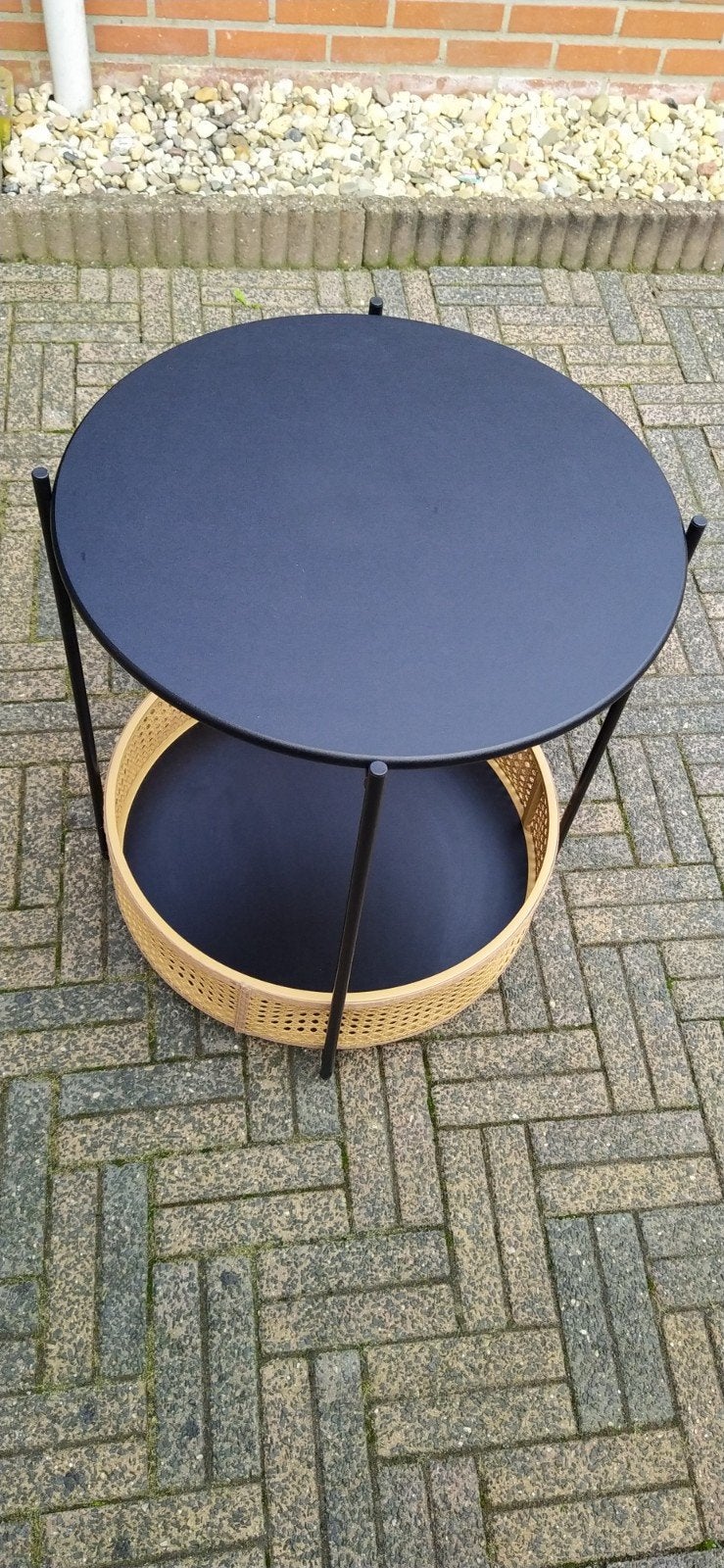 Mooie kleine ronde tafel met rotan detail, Huis en Inrichting, 45 tot 60 cm, Overige materialen, Minder dan 55 cm, Rond
