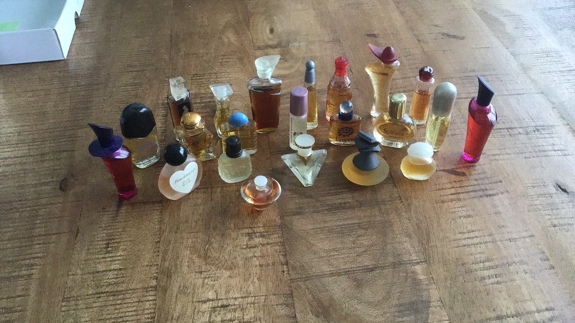 22 parfumminiaturen, Verzamelen, Ophalen of Verzenden, Zo goed als nieuw, Miniatuur