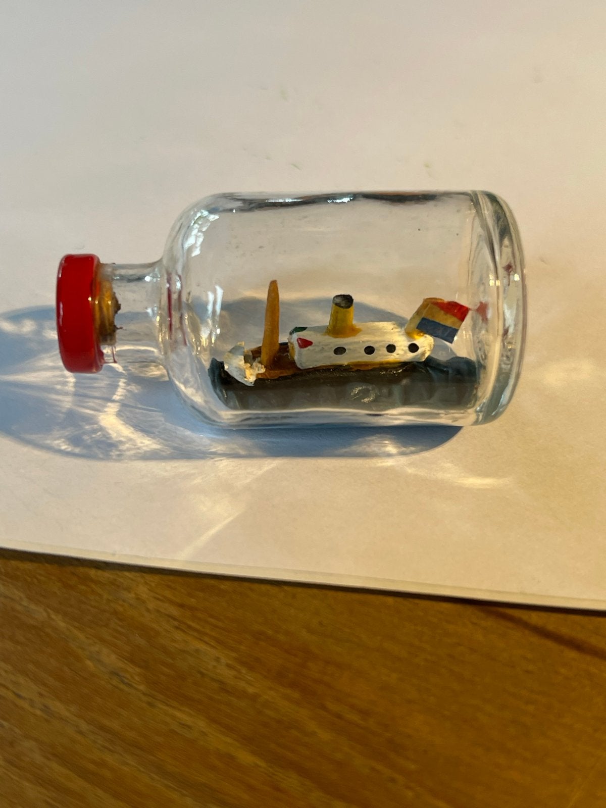 Miniatuur bootje in fles met Nederlandse vlag, Verzamelen, Ophalen of Verzenden, Gebruikt