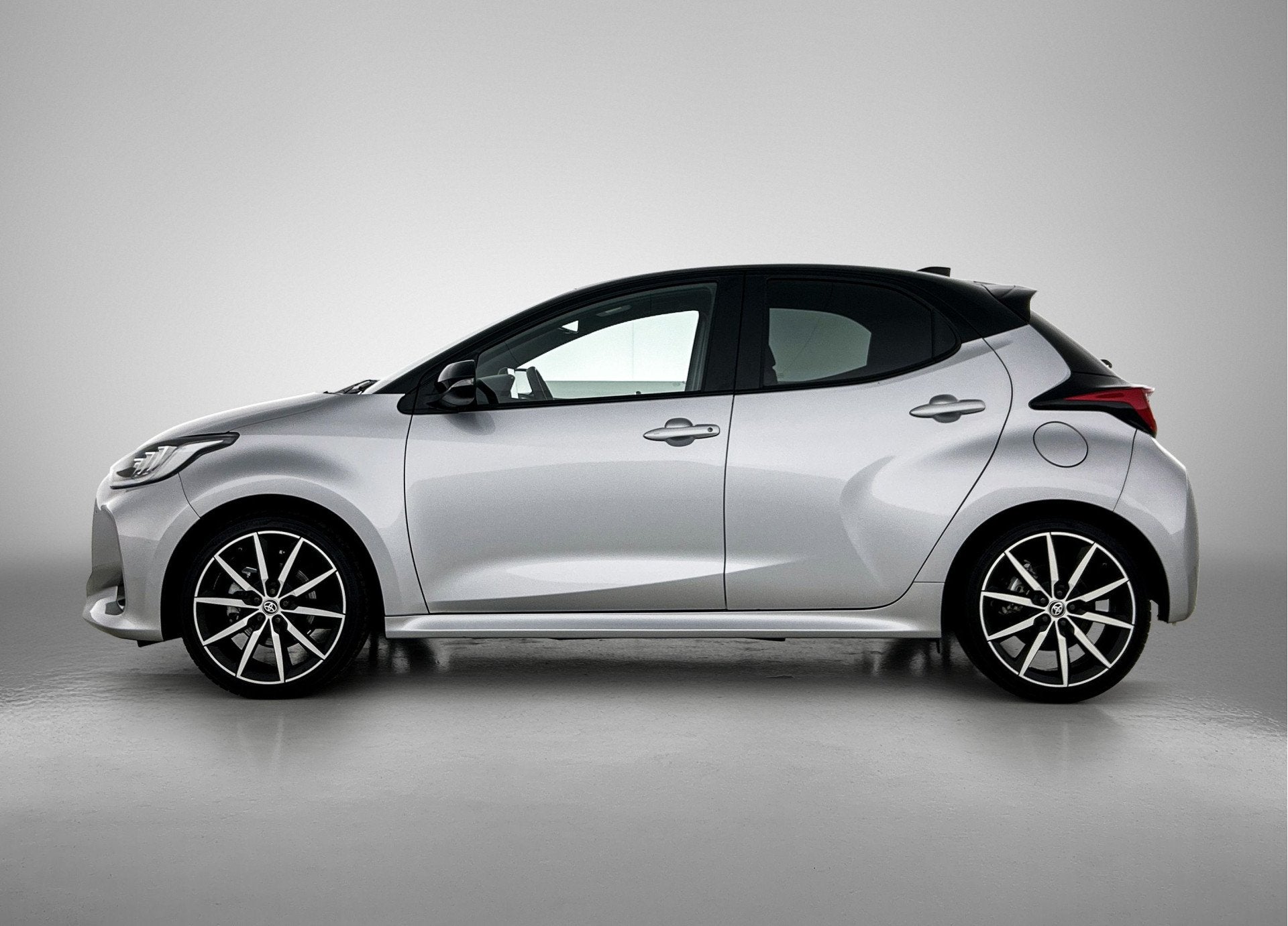 Toyota Yaris 1.5 Hybrid 130 GR Sport (bj 2025, automaat), Auto's, 12 maanden, Gebruikt, 450 kg, 23 km/l