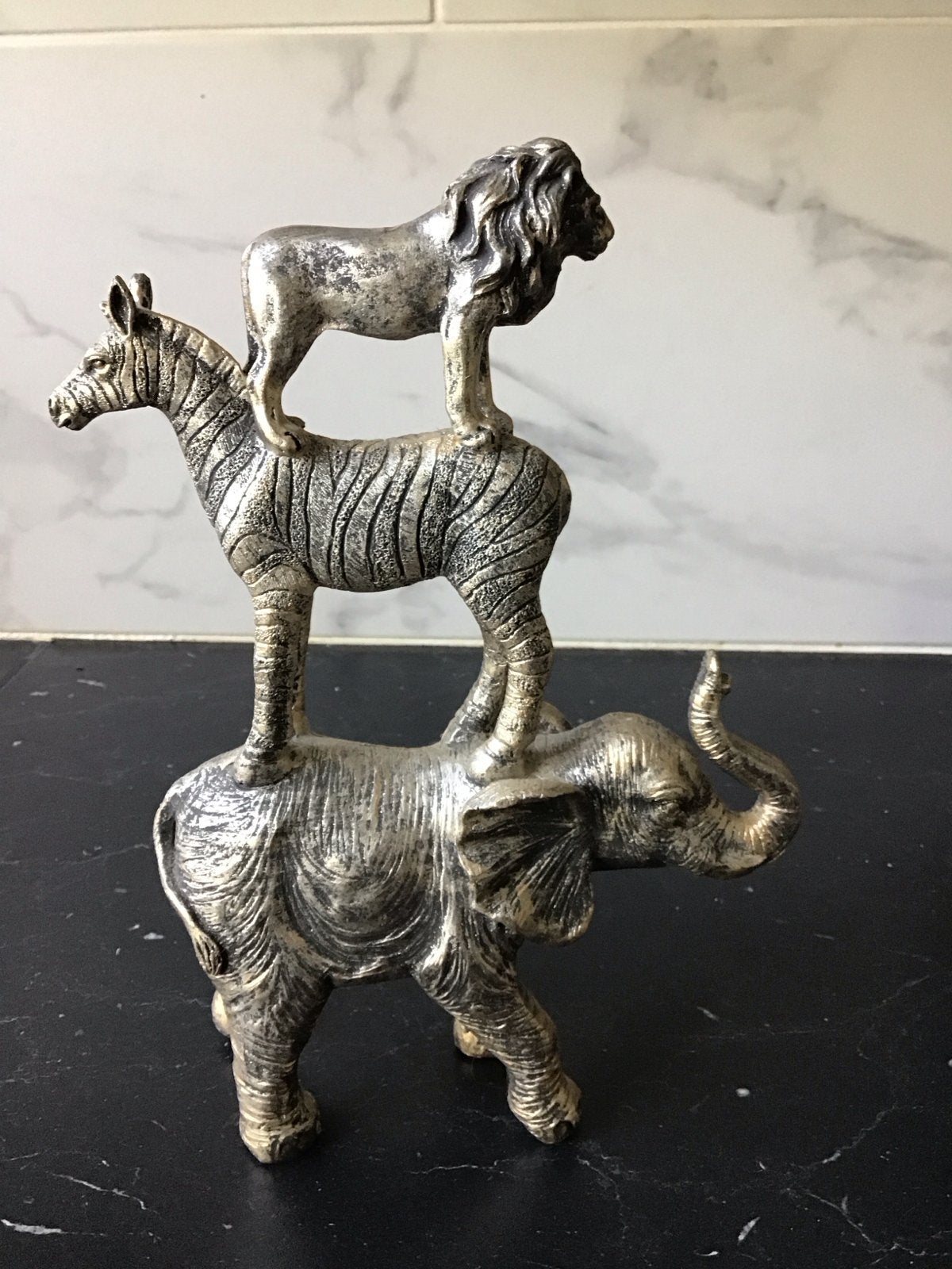 2x Beeldje Afrikaanse dierenstapel, 27 cm hoog, Antiek en Kunst, 20 - 50 cm, Overige materialen, Beeld, Modern