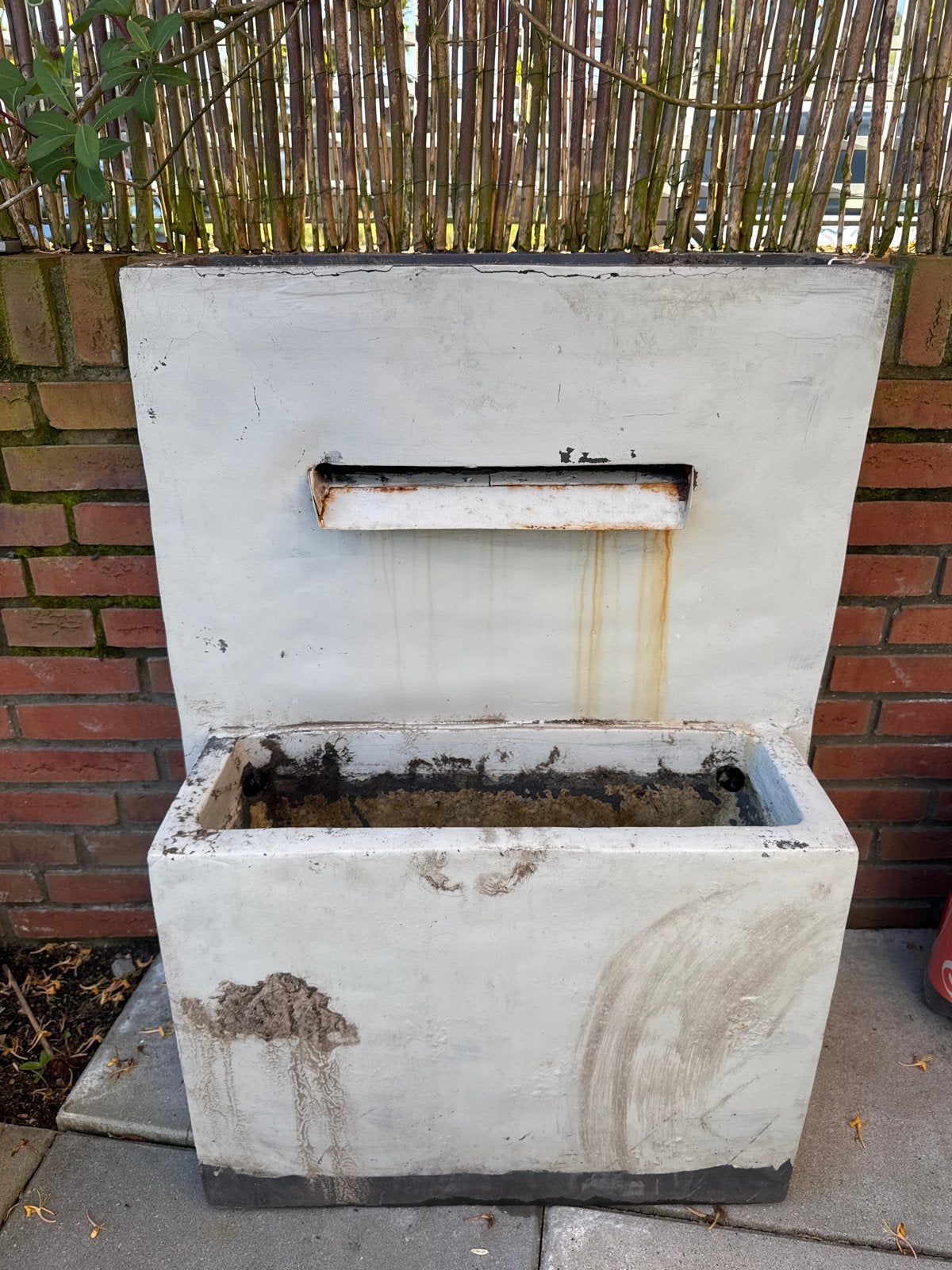 Gratis opknapper Betonnen plantenbak met waterval, Ophalen, Gebruikt, Balkon, 60 tot 100 cm