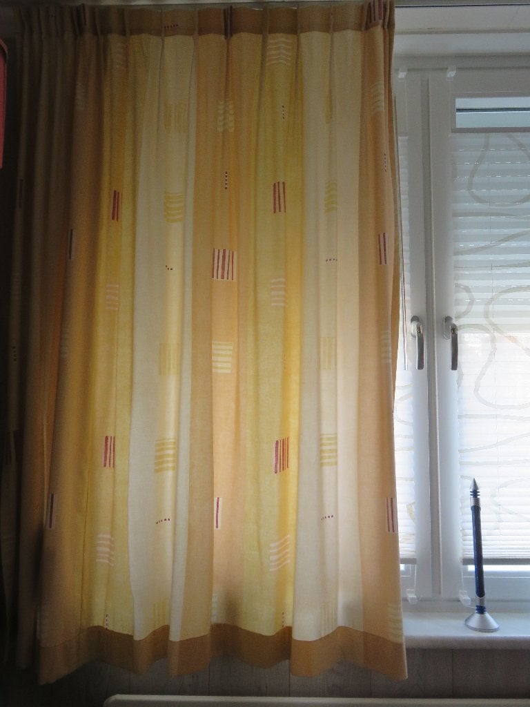 Gordijn beige/ geel 160 cm x 180 cm i.g.st 2 STUKS, Ophalen of Verzenden, Zo goed als nieuw, Crème, Gordijn