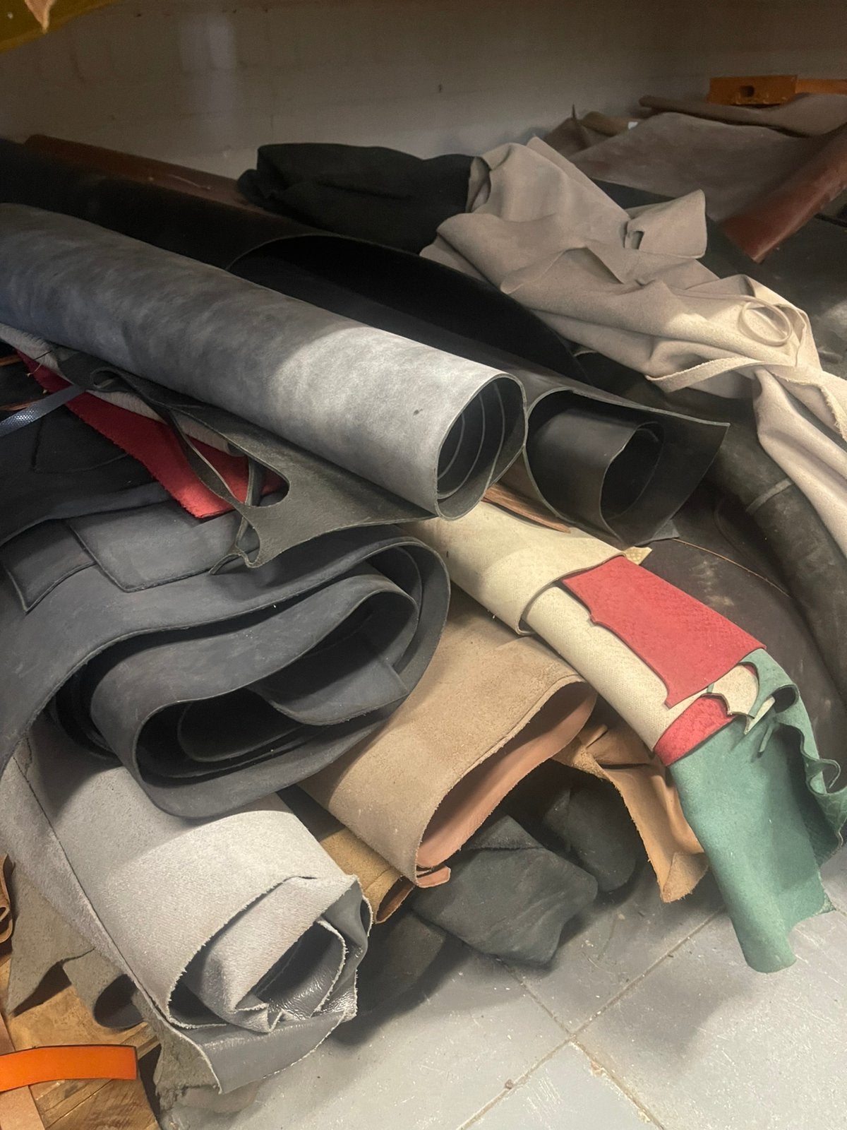 Grote partij leer ca. 100 vellen – diverse kleuren en diktes, Hobby en Vrije tijd, Stoffen en Lappen, Ophalen, Overige kleuren