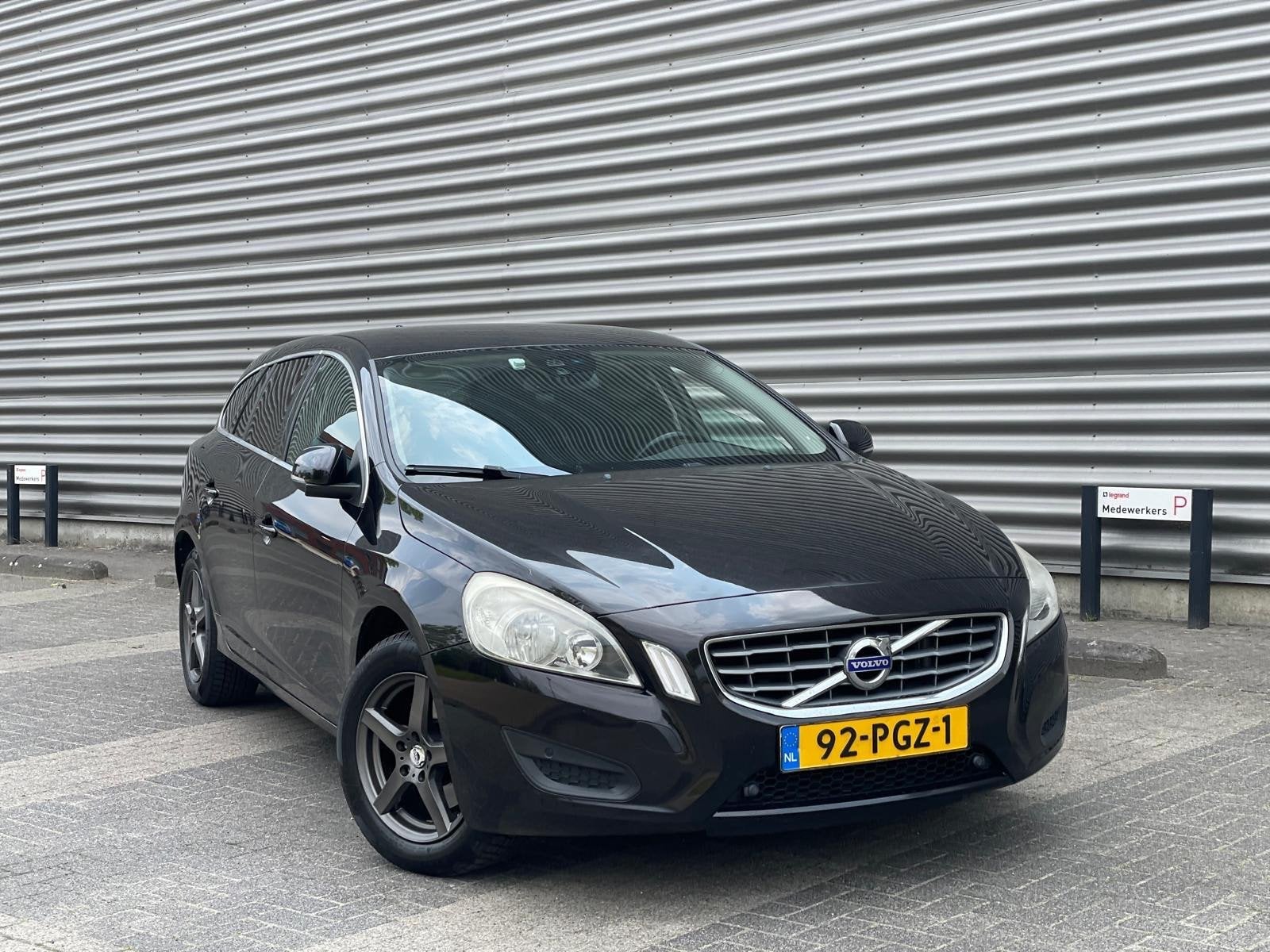 Volvo V60 1.6 T4 Momentum (bj 2011) Automaat|Climate control, Auto's, Volvo, Stof, Gebruikt, 4 cilinders, Zwart