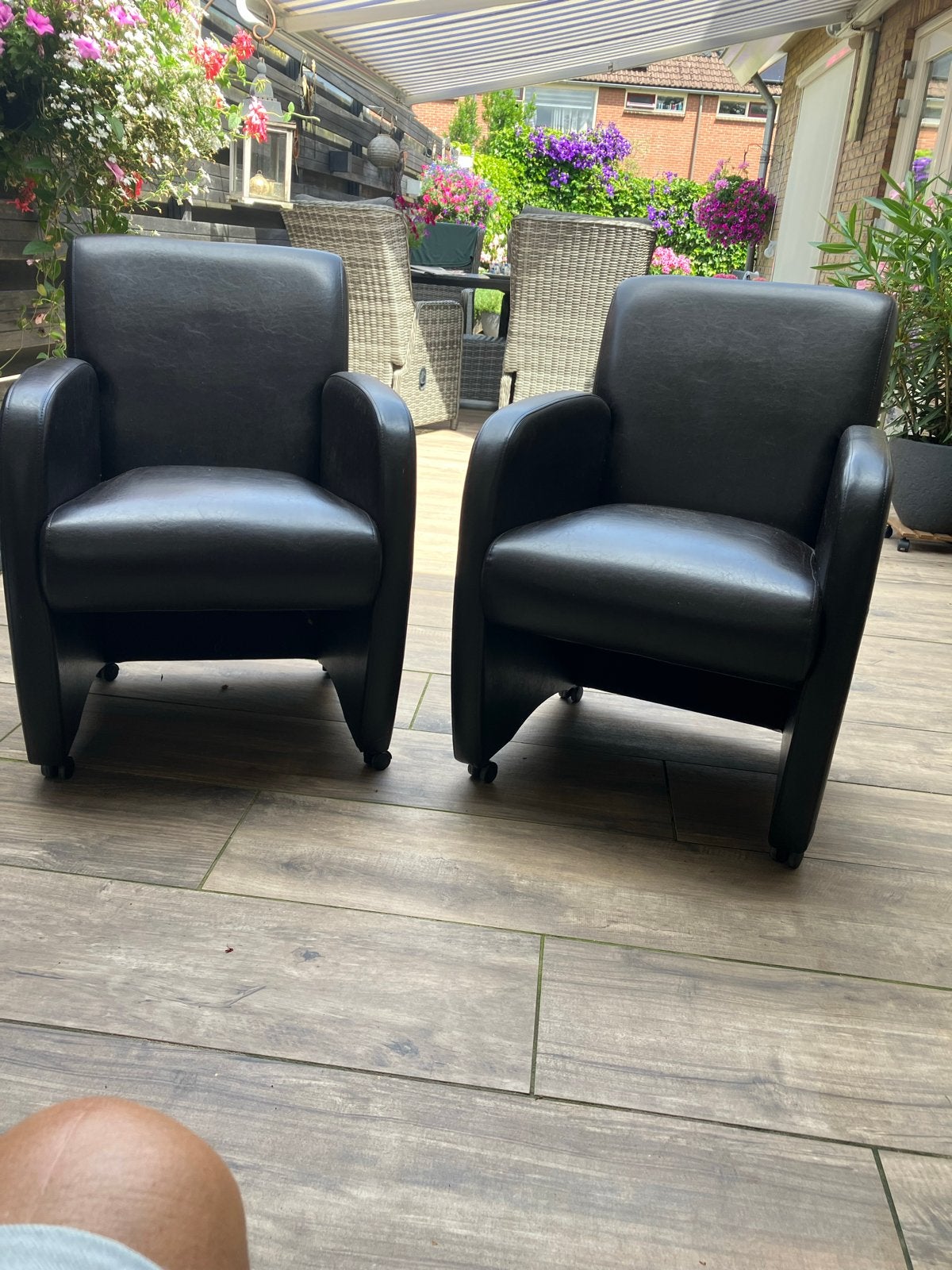 2x Zwarte Leren Fauteuils met Wieltjes, Huis en Inrichting, Fauteuils, Ophalen, Gebruikt, 50 tot 75 cm, Leer