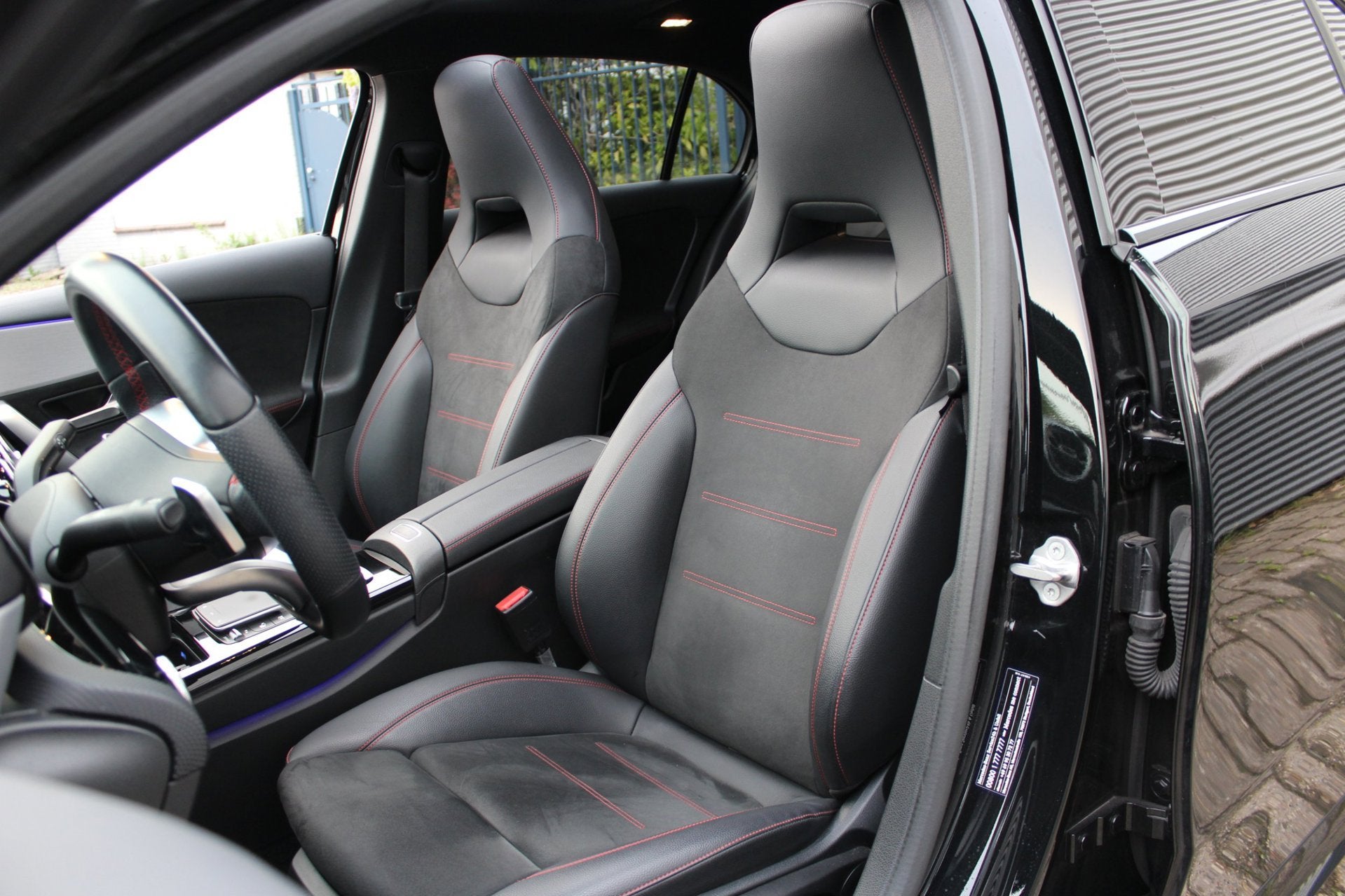 Mercedes-Benz A-klasse 250 AMG | Panoramadak | Sfeerverlicht, Auto's, Mercedes-Benz, Dealer onderhouden, 15 km/l, Gebruikt, Zwart