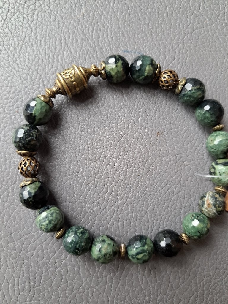 856 edelsteen armband Kambaba Jaspis 10mm facet geslepen, Nieuw, Ophalen of Verzenden, Elastiek, Met edelsteen