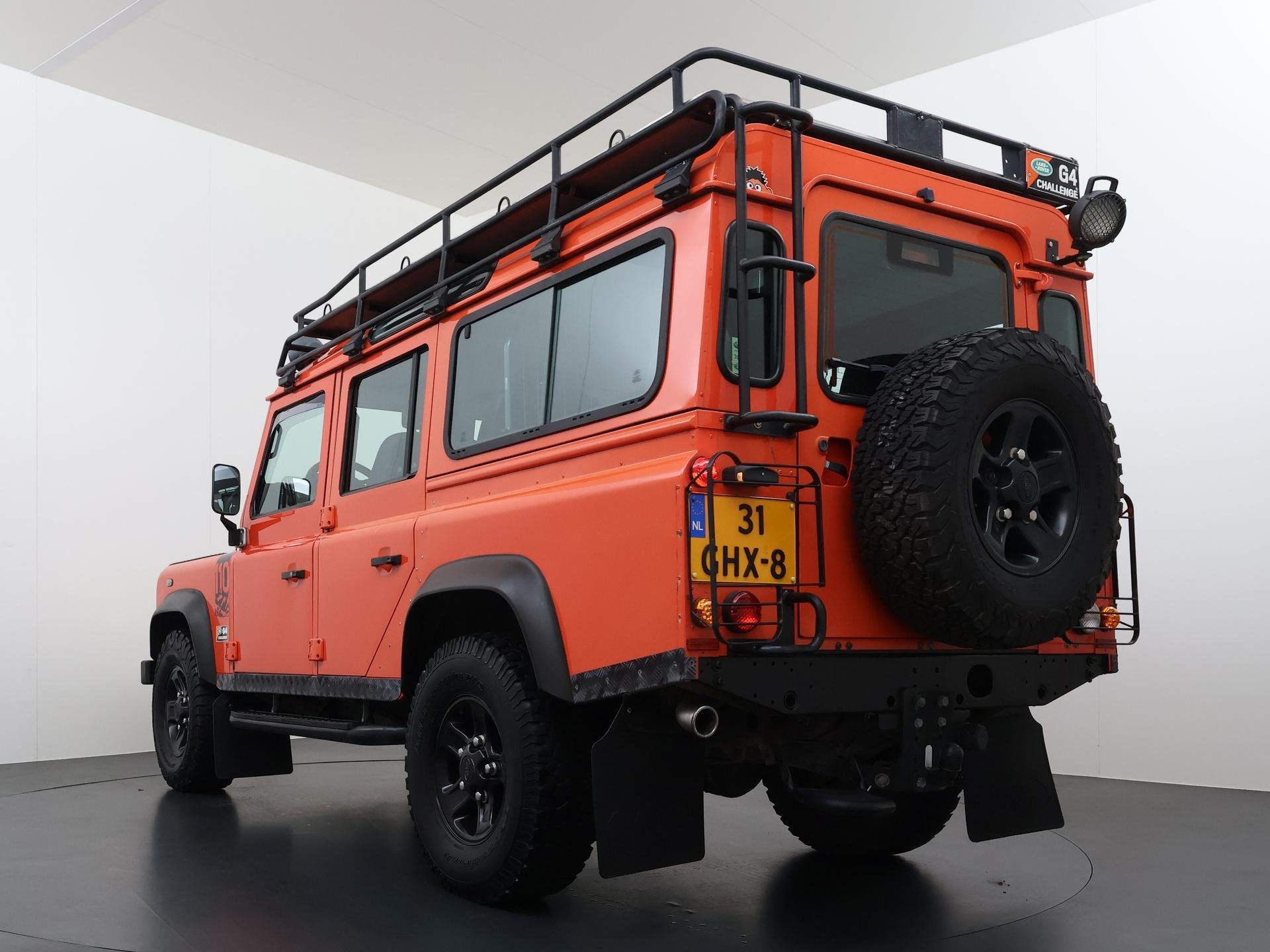 Land Rover Defender 2.4 TD 110 SW SVX 60th Anniversary G4 ch, 1940 kg, Stof, Gebruikt, Zwart