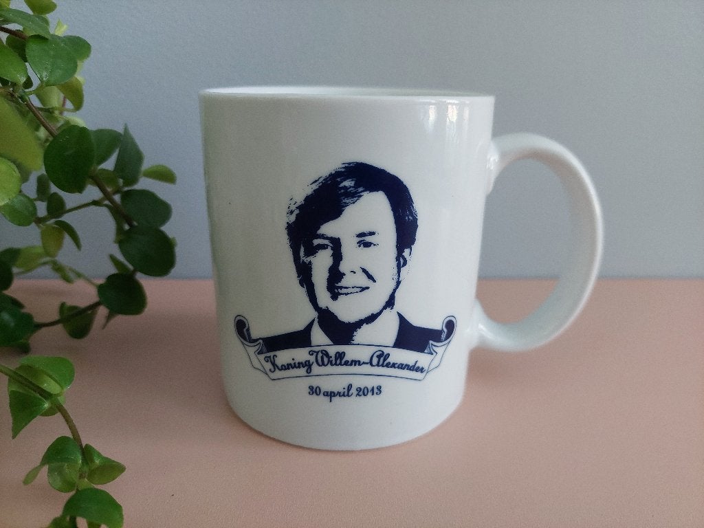 Mok Koning Willem-Alexander 300 mL, Ophalen of Verzenden, Zo goed als nieuw, Overige stijlen, Kop(pen) en/of Schotel(s)