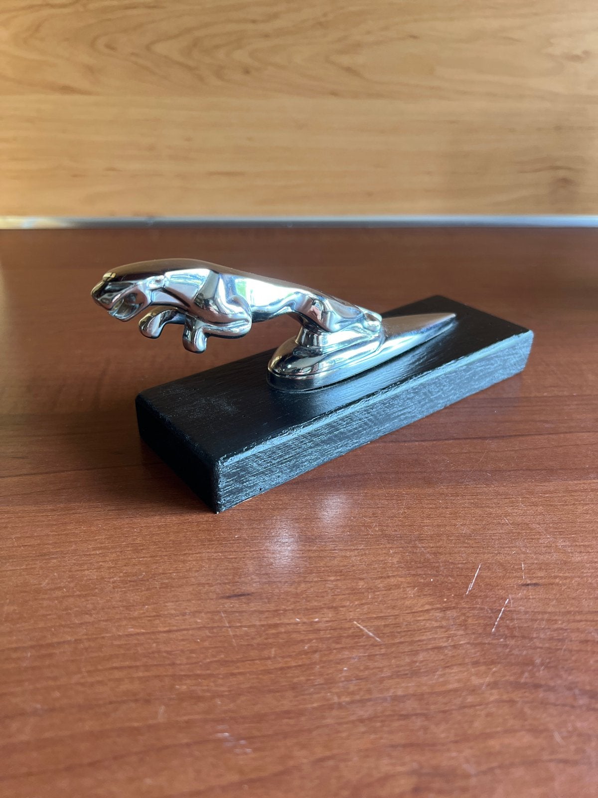 Jaguar mascotte op houten sokkel, Ophalen, Zo goed als nieuw