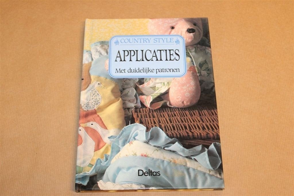 Applicaties — Duidelijke Patronen, Country + Patronenblad, Ophalen of Verzenden, Gelezen, Borduren en Naaien
