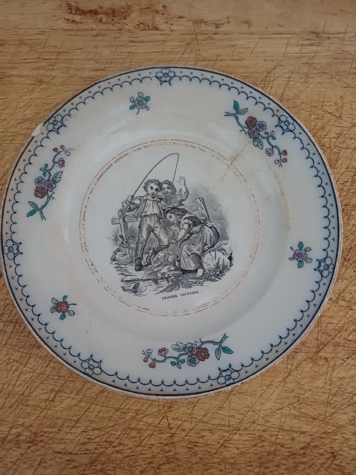 Antiek geleefd Frans Bord Amand et Hamage groupe D'Enfant, Antiek en Kunst, Antiek | Servies los, Verzenden