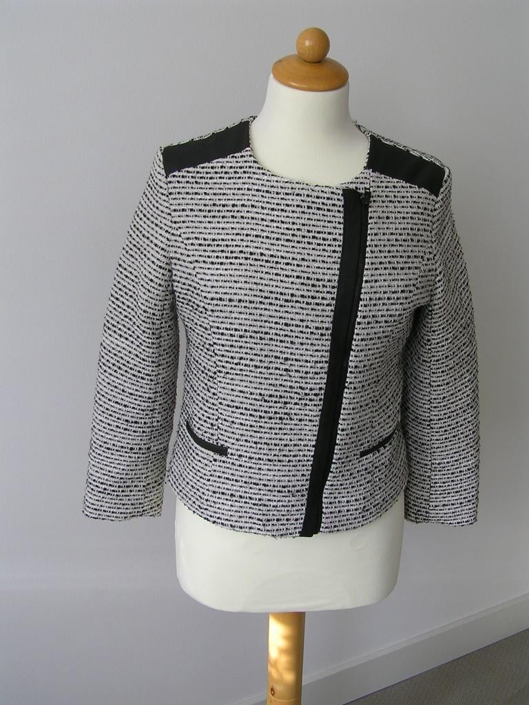 Asymmetrisch jasje met zwarte accenten maat 36., Zwart, Nieuw, Ophalen of Verzenden, Jasje