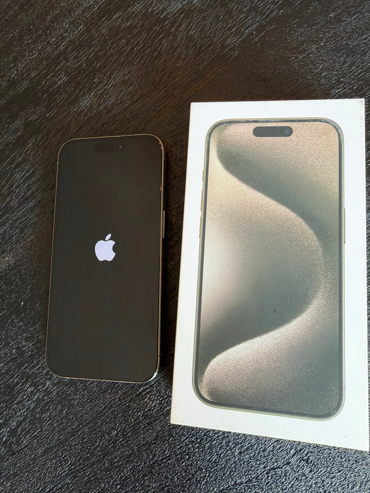 Foto 6 van iPhone 15 Pro - 512 GB - Lichte krasjes, 84% batterij