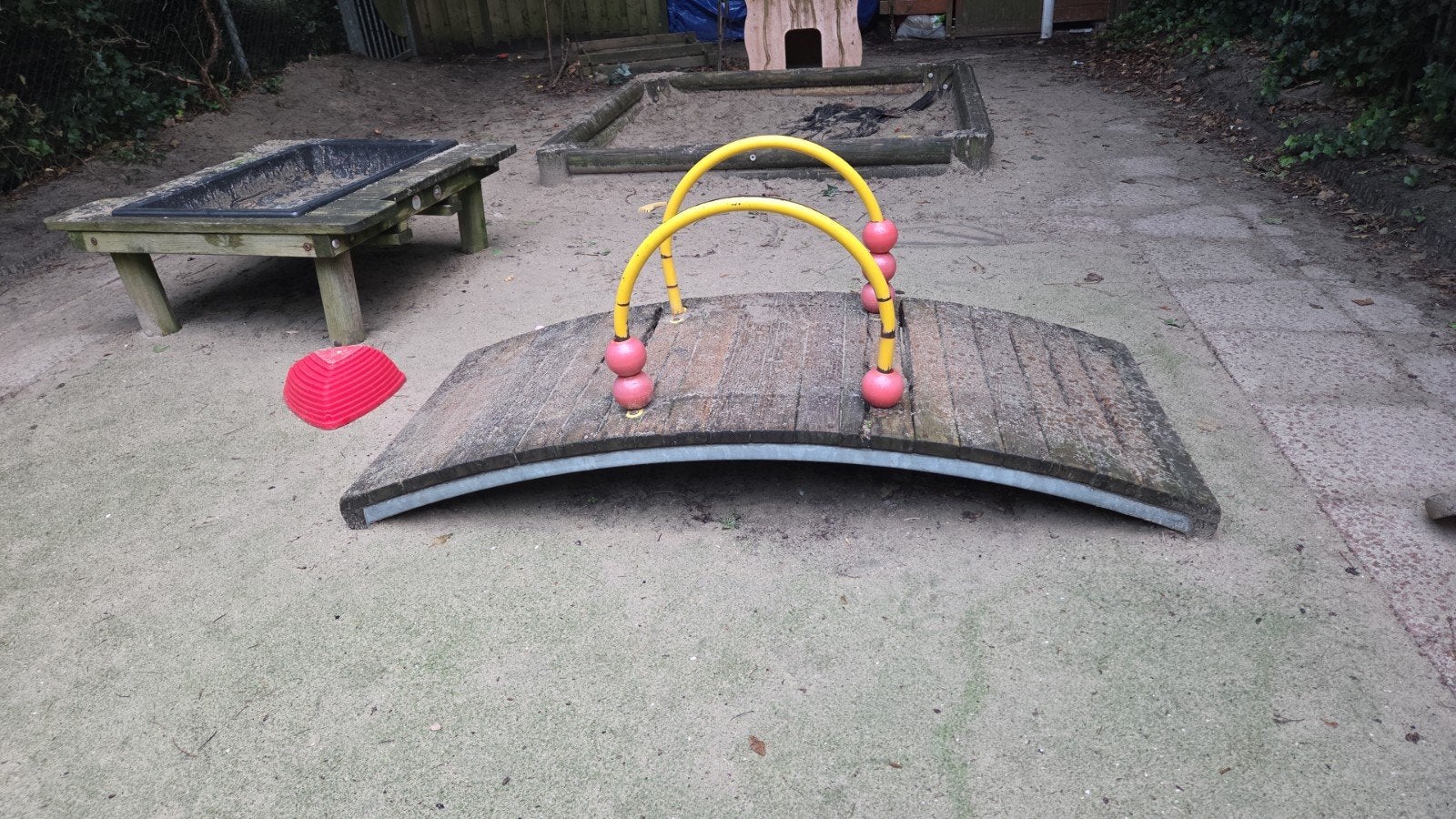 Zandbaktafel en speeltoestellen voor buiten, Kinderen en Baby's, Ophalen of Verzenden, Gebruikt, Loopbrug