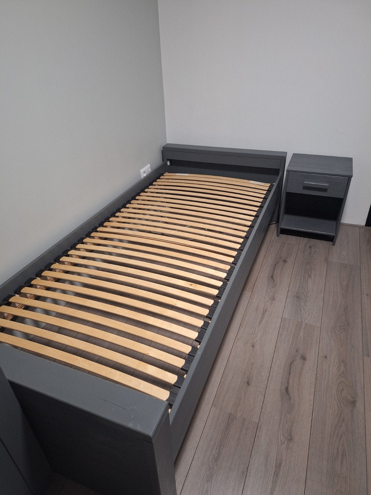 Eenpersoonsbed met nachtkastje - Grijs Hout, Ophalen, Gebruikt, 90 cm, Eenpersoons