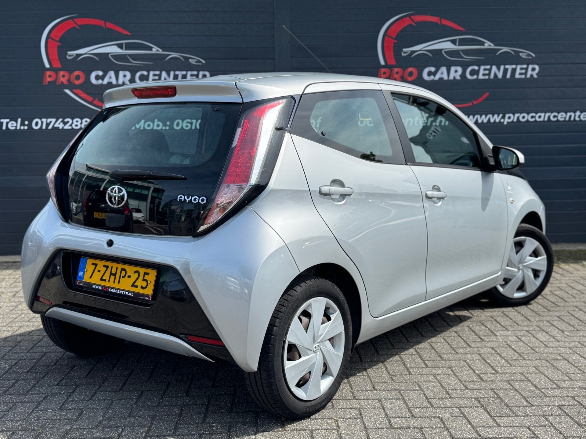 Toyota Aygo 1.0 VVT-i x-play AIRCO|CAM|SCHERM|EL.RAMEN|NAP|A, Auto's, Voorwielaandrijving, Gebruikt, 4 stoelen, Origineel Nederlands