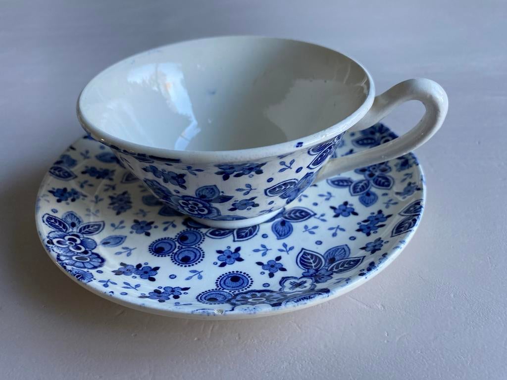 Kop en schotel ‘Beatrix’ van Societé Céramique, Antiek en Kunst, Antiek | Porselein, Ophalen of Verzenden