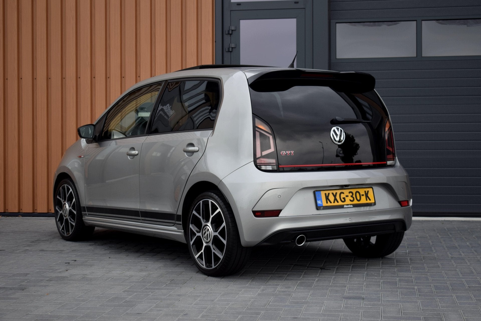 Volkswagen up! GTI 1.0 TSI 116pk | Pano | Beats | Camera |, 970 kg, Stof, Gebruikt, 4 stoelen