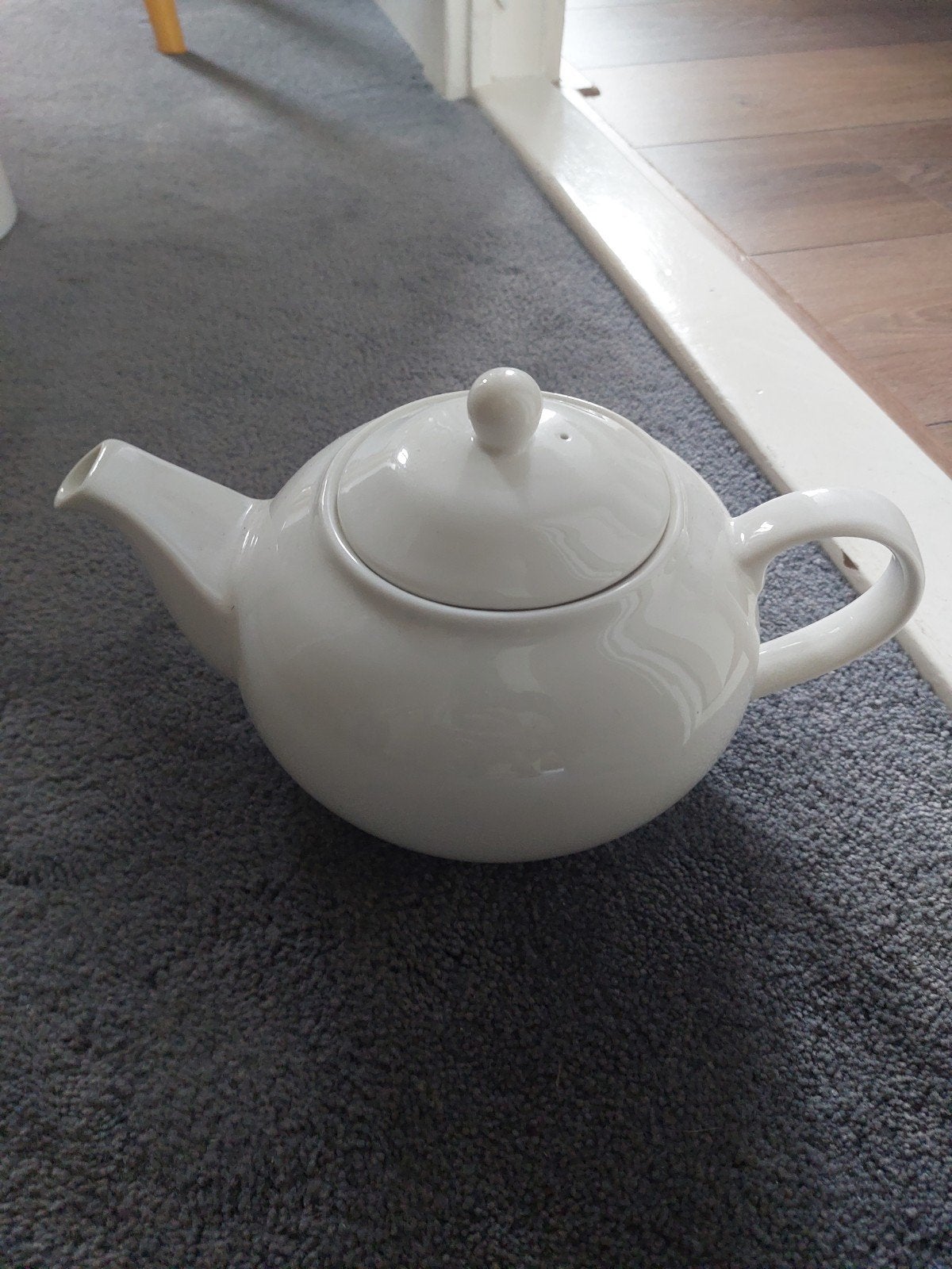 Witte theepot van Dille & Kamille - Cameo China, Theepot/fluitketel, Ophalen of Verzenden, Zo goed als nieuw, Steen/keramiek