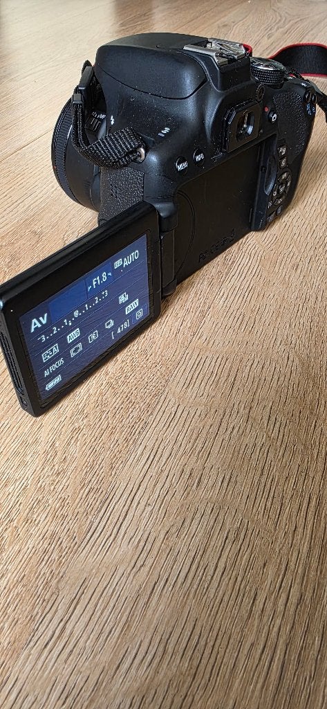 Foto 4 van Canon EOS 750D incl. 3 lenzen + oplader en tas