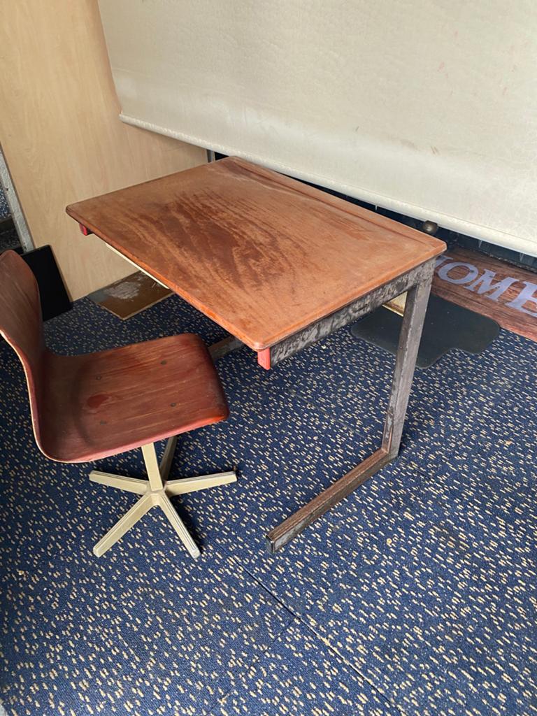 Vintage Schoolbureau met Stoel - Hout en Metaal, Ophalen, Gebruikt, Hout, Schoolbureau