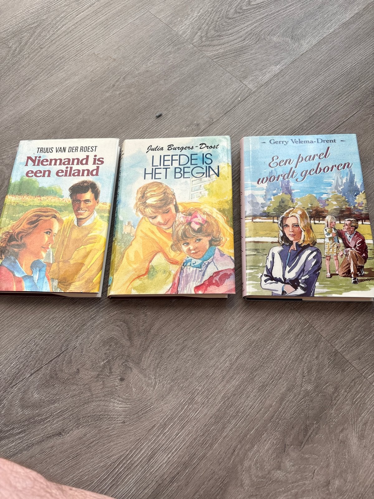 3 romans: Truus van der Roest, Julia Burgers-Drost, Gerry Ve, Ophalen of Verzenden, Gelezen, Nederland