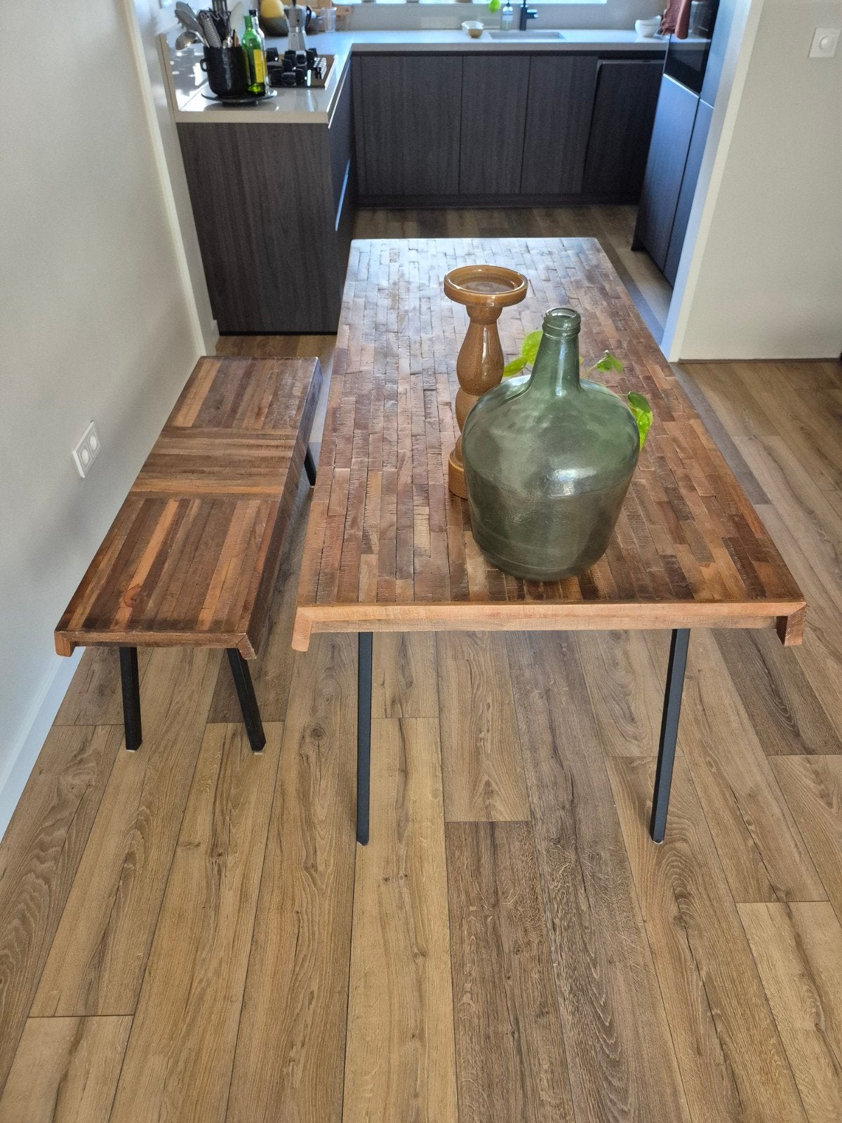 Robuuste eettafel met bankje van gerecycled hout, Gebruikt, 50 tot 100 cm, Vier personen, Rechthoekig