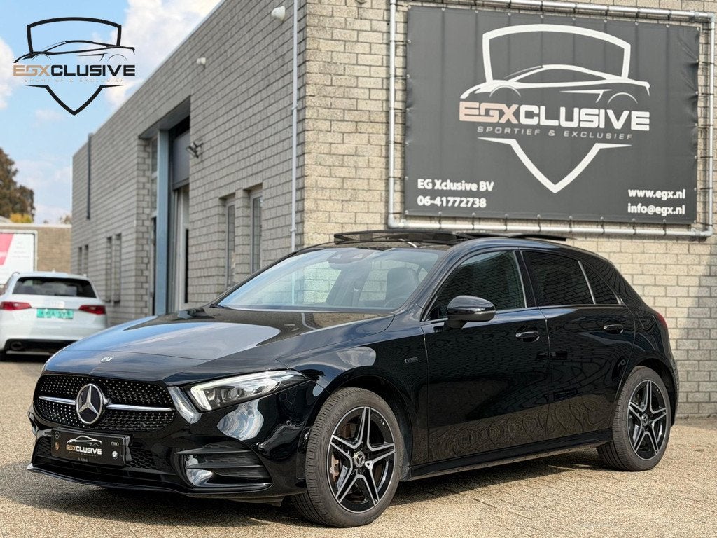 Mercedes-Benz A-klasse 250 e AMG/Pano/MBUX, Auto's, Mercedes-Benz, Gebruikt, 4 cilinders, 15 kWh, Automatische klimaatregeling