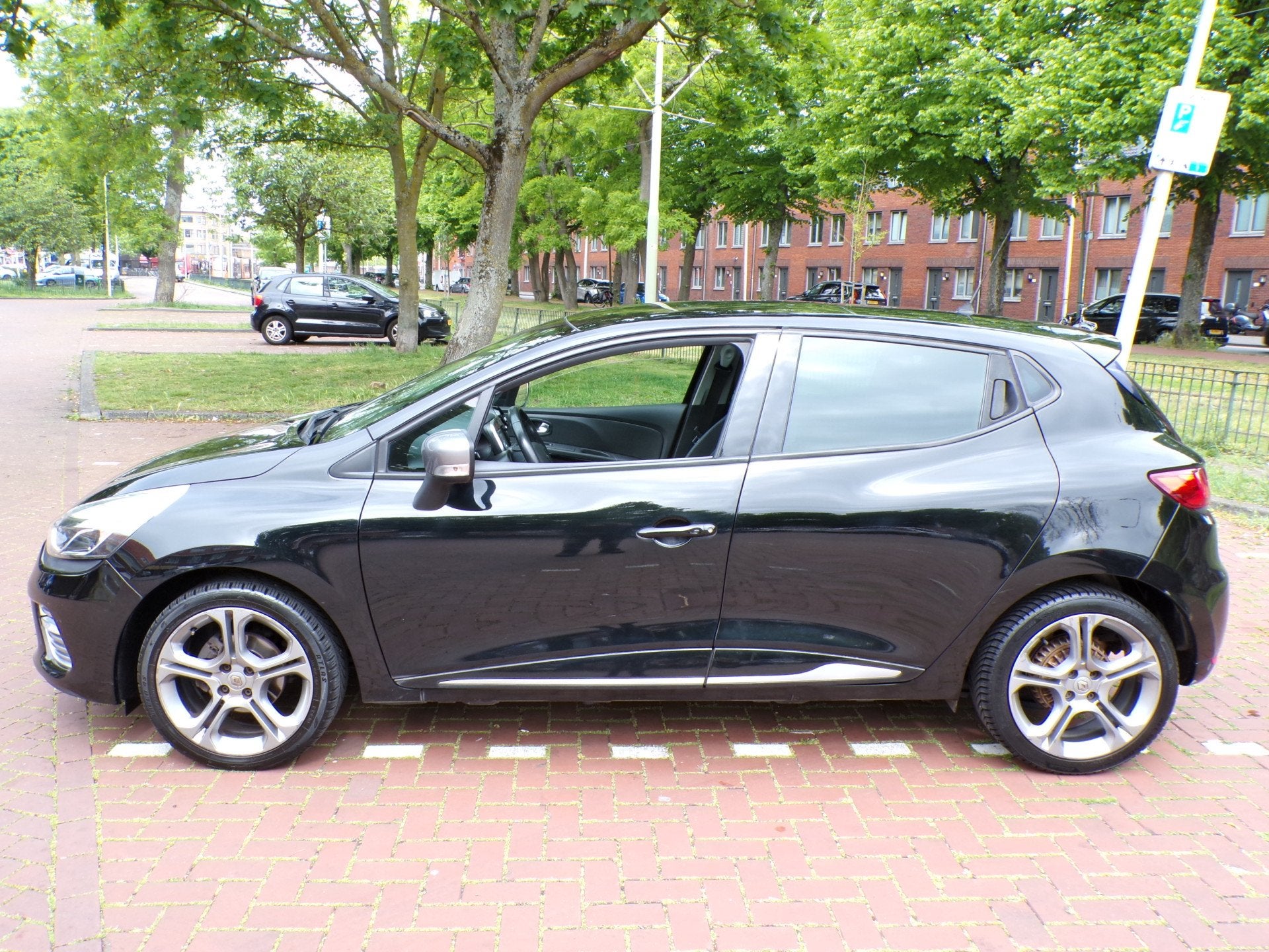 Renault Clio 0.9 TCe Iconic GT Line Panoramadak (bj 2016), Auto's, Euro 6, Zwart, Leder, Handgeschakeld
