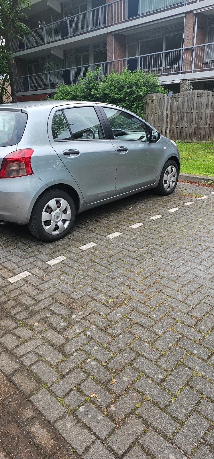 Toyota Yaris 1.3 16V Vvt-i 5DR 2009 Grijs, Auto's, Toyota, Voorwielaandrijving, 40 €/maand, 4 cilinders, Yaris