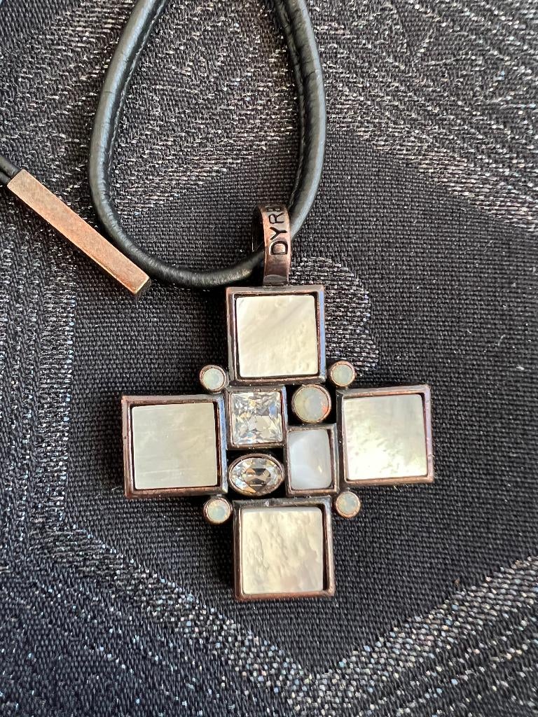 NIEUW Dyrberg/Kern kruis leren veter vintage parelmoer brons, Overige materialen, Overige kleuren, Verzenden, Verstelbaar